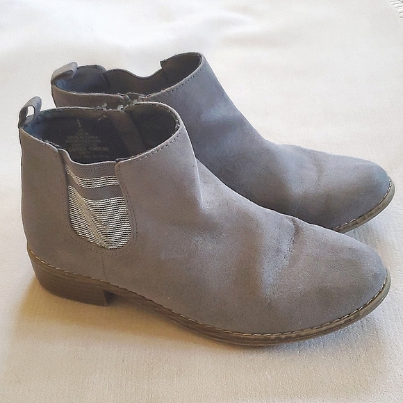 Old Navy Girls Grey Faux Suede Inner Zipper Ankle Boots Size 3 - Picture 3 of 10